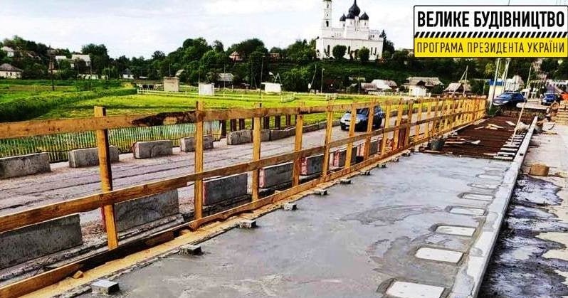 На мосту через річку Норин у Житомирській області бетонують тротуари