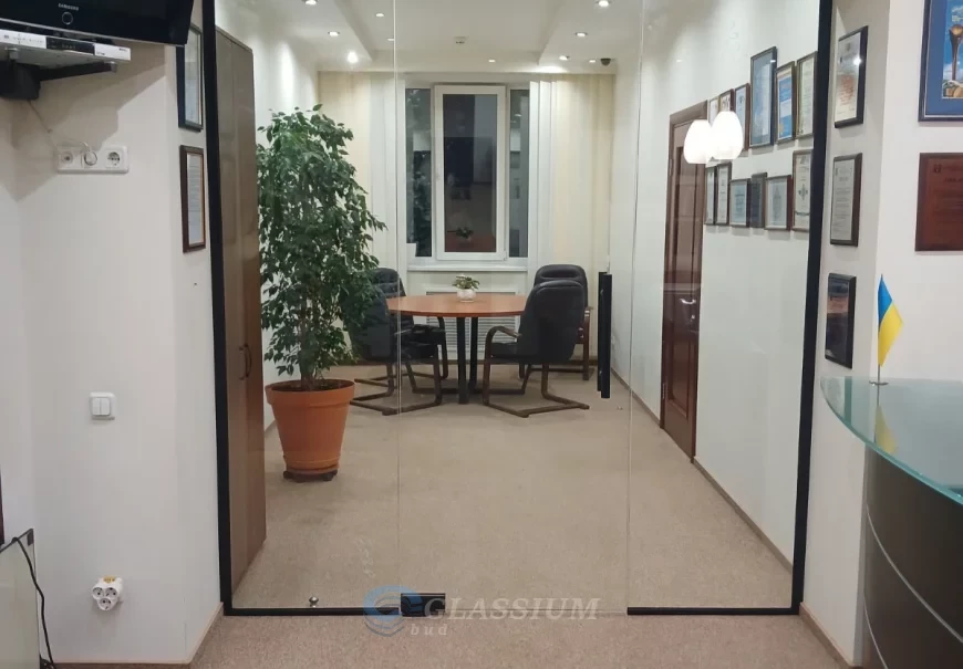 Скляні перегородки у комерційних просторах