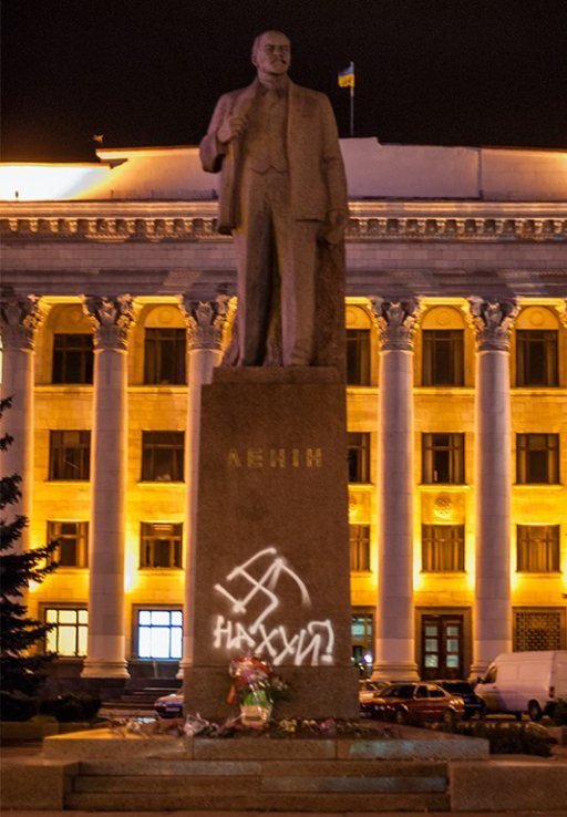 Lenin_svastika