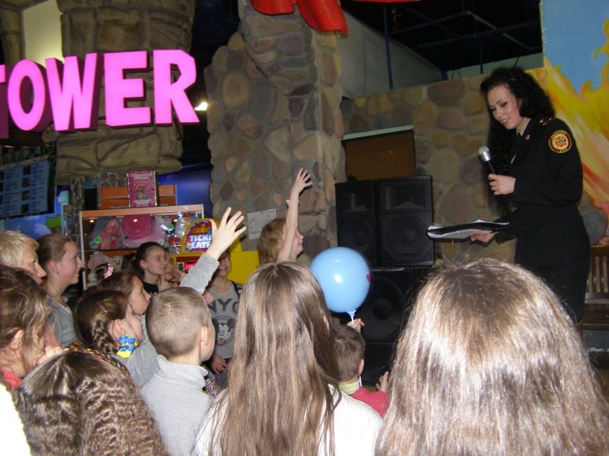 У Житомирі рятувальники надали змогу дітям відчути себе справжніми рятувальниками (фото) - фото 1