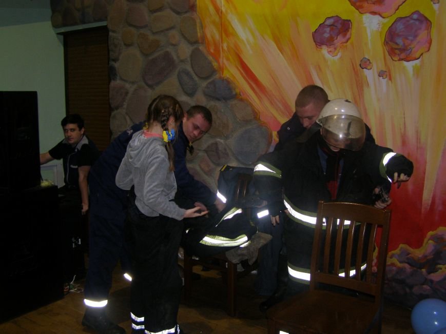 У Житомирі рятувальники надали змогу дітям відчути себе справжніми рятувальниками (фото) - фото 1